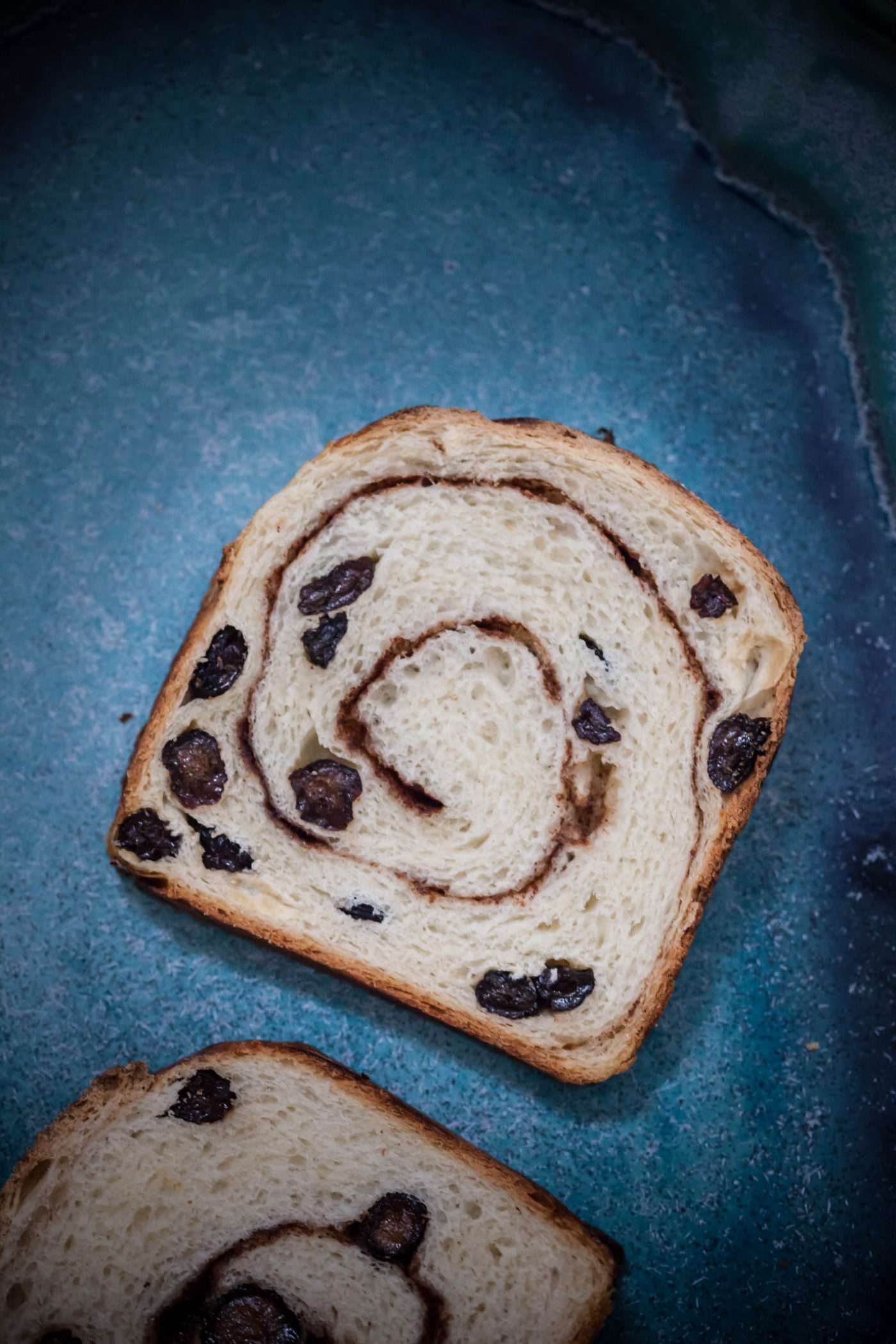 Pain roulé à la cannelle et raisins // Cinnamon Raisin Bread | Floured ...