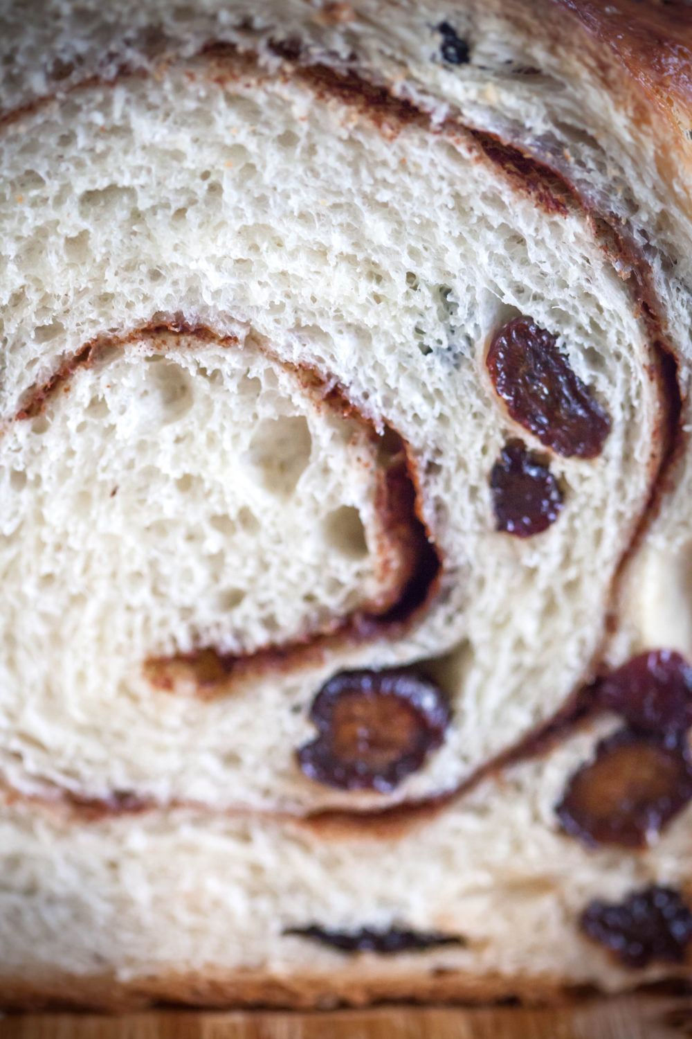 Pain roulé à la cannelle et raisins // Cinnamon Raisin Bread | Floured ...